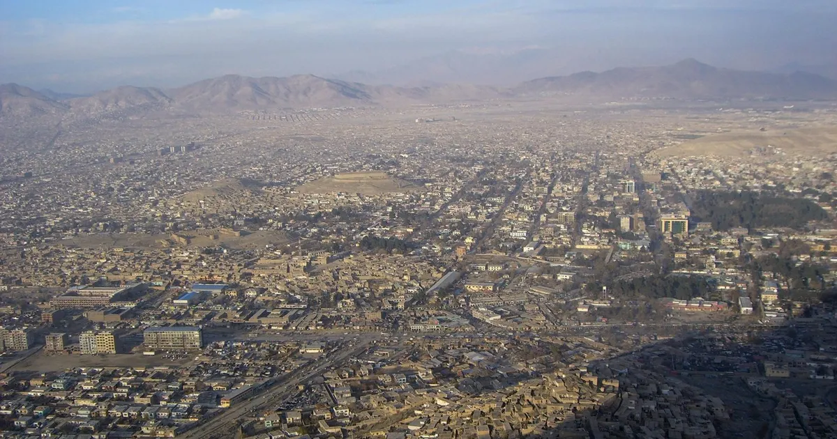 Vista panorámica de Kabul desde la colina de la Televisión, con la ciudad extendida hasta las montañas del horizonte (imagen ilustrativa tomada en 2006; no muestra a las personas ni las instalaciones del canal)