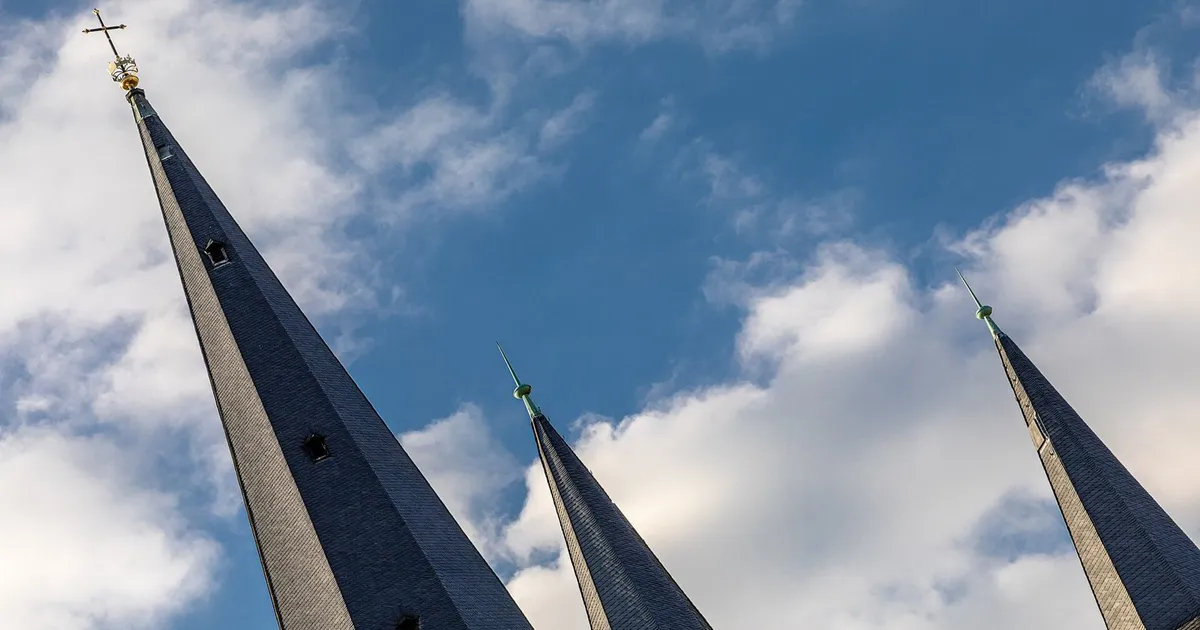 Agujas de las torres del Münster de Bonn (Alemania) recortadas sobre un cielo azul con nubes, en octubre de 2021 (imagen ilustrativa; no muestra el seminario ni a las personas de la noticia)