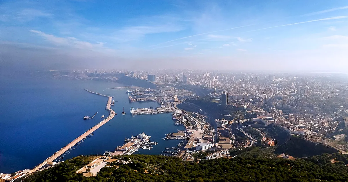 Vista panorámica del puerto y la ciudad de Orán (Argelia) desde lo alto, en diciembre de 2015 (imagen ilustrativa; no muestra a las personas ni los lugares de la noticia)