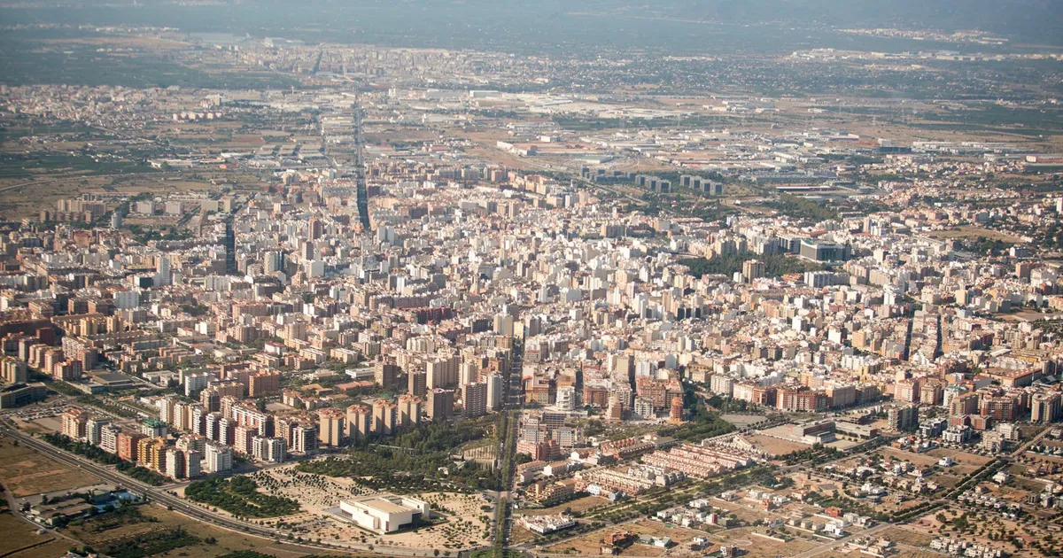 Vista aérea de Castellón de la Plana tomada desde un avión, con la ciudad, la huerta y las montañas al fondo (imagen ilustrativa de 2017; no muestra el acto ni a sus participantes)