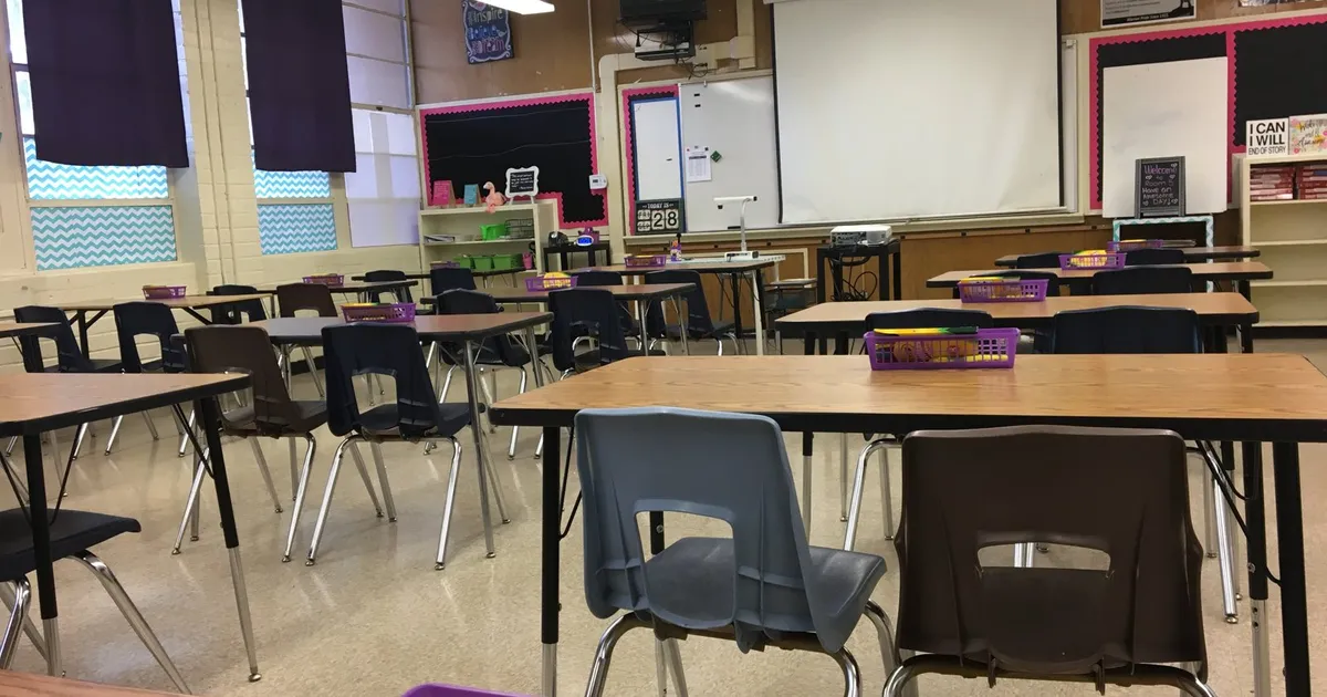 Aula escolar vacía, con pupitres y sillas preparados para empezar la jornada (imagen ilustrativa; no corresponde a ninguno de los colegios de la noticia)