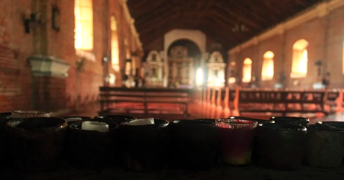 Velas de oración encendidas en una iglesia (imagen ilustrativa, Sarrat, Filipinas, 2011)
