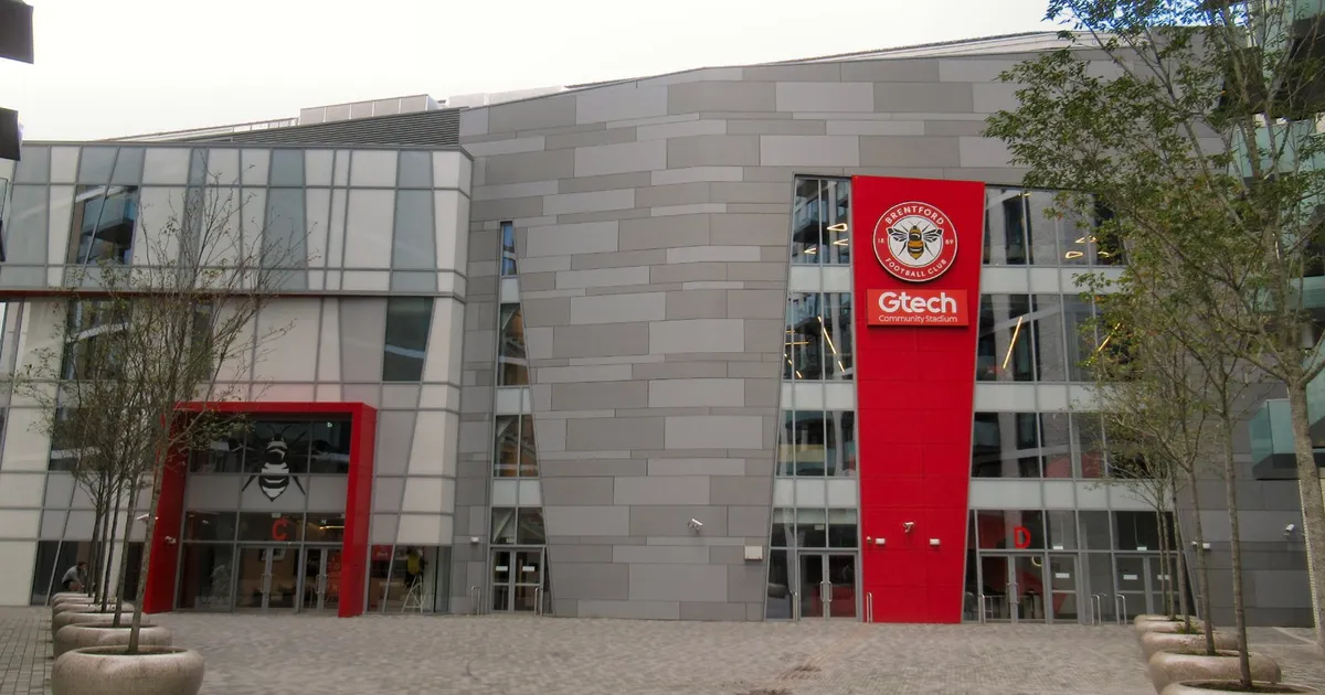 Fachada del Gtech Community Stadium, el estadio del Brentford FC en el oeste de Londres, con el escudo del club sobre un panel rojo (imagen ilustrativa; no muestra a los jugadores de la noticia)
