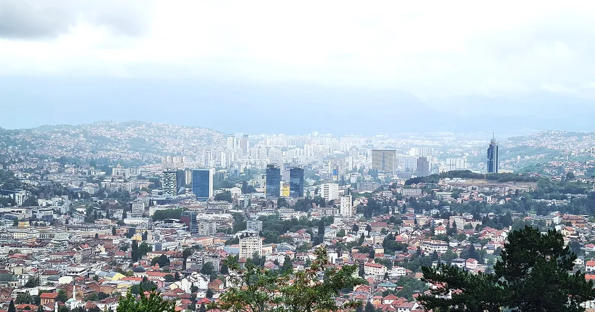 Vista panorámica de Sarajevo (Bosnia y Herzegovina) desde las colinas del este de la ciudad, en agosto de 2022 (imagen ilustrativa; no muestra la conferencia ni a sus participantes)