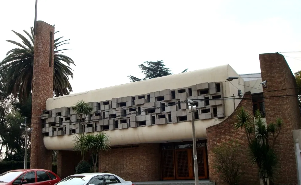 Fachada de ladrillo y hormigón del templo de la Iglesia Evangélica Armenia en la avenida Luis Alberto de Herrera, barrio de Brazo Oriental (Montevideo), con una cruz sobre la torre, en agosto de 2010 (foto de archivo; no corresponde a la celebración del centenario)